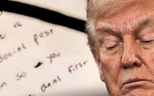 Ngoại trưởng Mỹ gián đoạn cuộc họp, đưa Tổng thống 1 thứ: Vài phút sau, ông Trump tuyên bố bước đi "lịch sử"