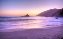 Hiện tượng đặc biệt hiếm gặp: Cát biển màu tím