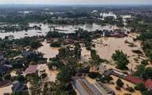 VIDEO: Những hình ảnh mới nhất ở nơi nước ngập sâu 2 m, dân sinh hoạt trên mái nhà