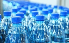 Tại sao không nên uống nước đóng chai sau khi hết hạn?