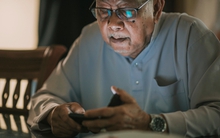 Màn hình máy tính hiện số lạ, cụ ông 79 tuổi ấn nút gọi rồi hối tiếc cả đời