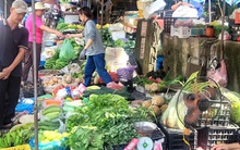 Bà nội trợ giật mình với giá rau xanh tăng gấp 3 lần, rau muống, rau cải tới 25.000 đồng/mớ