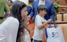 Con gái MC Quyền Linh mặc gì đi từ thiện mà gây bàn tán?