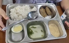 Yêu cầu kiểm điểm vụ bữa ăn ‘đạm bạc’ của học sinh gây xôn xao dư luận