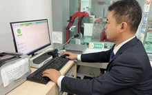 Bà cụ đến ngân hàng yêu cầu rút 11 sổ tiết kiệm, tất cả đều chưa đến ngày đáo hạn: Nhân viên ngân hàng kiên quyết từ chối phục vụ, lý do vì sao?