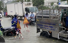 VIDEO: Mưa lớn kéo dài, nhiều tuyến phố ở Hải Phòng ngập sâu