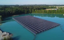 Dựng đứng hàng trăm tấm pin mặt trời trên mặt nước, Đức tạo đột phá với nhà máy điện nổi 'độc lạ' đầu tiên trên thế giới, mở ra tiềm năng mới cho năng lượng sạch