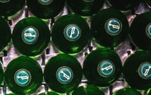 Cuộc cách mạng của nước đóng chai xa xỉ: Chuyên phục vụ giới tinh hoa, 1 lon đơn giản giá gần 50 nghìn đồng