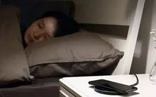 Vì sao không nên đặt điện thoại cạnh giường?