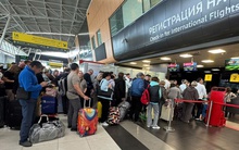 Tình trạng ùn tắc xảy ra khi làm thủ tục xuất, nhập cảnh tại sân bay Cam Ranh