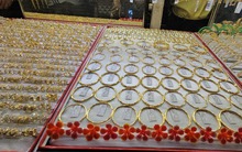 Giá vàng cao chót vót, người vay vàng, có kế hoạch cưới "khóc ròng"