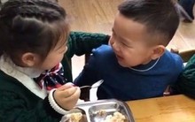 Cô giáo gửi bức ảnh chụp 2 đứa trẻ đang ăn đến nhóm phụ huynh, nhiều người tức giận - Hiệu trưởng nói: Chuyện bình thường!