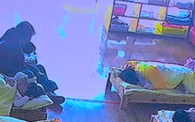 Camera bật giữa trưa, phụ huynh không ngờ thấy cảnh này trong lớp học