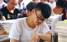 Nam sinh chỉ thiếu 2 điểm là đỗ đại học top 1 cả nước, mẹ yêu cầu phúc khảo, 11 chữ con ghi trên bài thi khiến bà điếng người