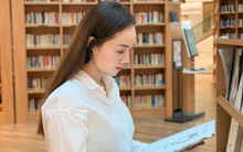 Nhan sắc vợ 3, chăm chồng như chăm em bé của nam NSND xin từ chức Phó Giám đốc Nhà hát kịch Hà Nội