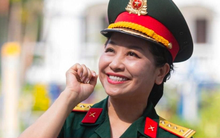 Nữ NSND mang hàm Đại tá, có bằng tiến sĩ, hiện là Giám đốc nhà hát