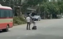 VIDEO: Tài xế xe buýt quỳ lạy giữa đường van xin vẫn bị đánh liên tiếp vào người