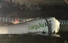 Máy bay Emirates trượt khỏi đường băng Hong Kong, gần rơi xuống biển