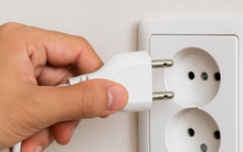 Lỗ tròn trên phích cắm điện để làm gì?