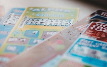 Người đàn ông may mắn kỳ lạ: Trúng độc đắc ở cả 2 nơi với cùng một dãy số