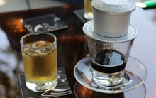 Tin vui cho người uống vài cốc cà phê, trà mỗi ngày