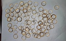 Đột kích 1 sườn đồi không người qua lại, thu giữ nhiều vàng nhẫn và tiền mặt rải rác: Cảnh sát dùng biện pháp nghiệp vụ để vào cuộc