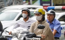 Gió lạnh ùa về, người Hà Nội diện thêm áo ấm ra đường