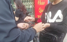 Khách vội bán vàng khi giá giảm kỷ lục, 'cò' lập tức thu mua sạch