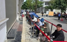 Xếp hàng nộp hồ sơ mua NOXH ngoại thành Hà Nội từ 2 giờ sáng