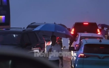 Hàng nghìn người đội mưa, ôtô nối đuôi tới lễ cưới Hoa hậu Đỗ Thị Hà và doanh nhân Viết Vương