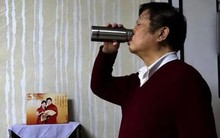 Thức dậy giữa đêm uống nước, người đàn ông 59 tuổi tử vong sau 5 ngày: Bác sĩ cảnh báo 4 thói quen tưởng vô hại nhưng cực nguy hiểm