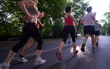 Chạy bộ 30 phút hay đi bộ 60 phút tốt hơn? Câu trả lời có chút bất ngờ