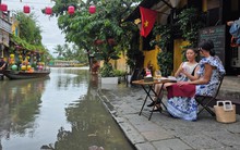 Du khách nước ngoài thích thú lội nước, 'săn' ảnh phố cổ Hội An ngày ngập lụt