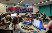 Doanh thu môi giới toàn ngành chứng khoán lập kỷ lục mới, nhiều CTCK ngược dòng thụt lùi sau 4 năm