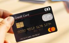 Dùng thẻ tín dụng thanh toán hơn 1 tỷ đồng, còn nợ hơn 50 triệu không trả, một người bị ngân hàng khóa thẻ vĩnh viễn và kiện ra tòa