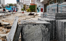 Cận cảnh vỉa hè Hà Nội vỡ nát, chuẩn bị được thay 'áo mới' đồng loạt