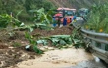 CLIP: "Hố tử thần" ở Đà Nẵng nuốt chửng xe máy, một người may mắn thoát chết