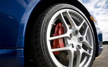 Vì sao mủ cao su màu trắng nhưng lốp xe lại màu đen?