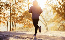 Người phụ nữ 54 tuổi đột quỵ khi đang chạy bộ buổi sáng, bác sĩ cảnh báo: “Trời lạnh đừng mắc phải 2 sai lầm này”