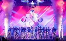 Chủ tịch KienlongBank bay giữa sân khấu, hát song ca cực cháy cùng Bùi Công Nam