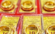 Giá vàng nhẫn giảm gần 3 triệu đồng/lượng, chiều nay, một nhà vàng lớn ở Hà Nội thông báo: Mỗi khách được mua tối đa 50 chỉ, nhận vàng ngay