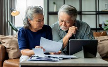 Cặp vợ chồng U80 tiết kiệm được 7 tỷ đồng, nghỉ hưu với mức lương 40 triệu đồng/tháng hối hận bày tỏ: "Cả cuộc đời chúng tôi đã bị lãng phí"