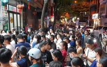 Hà Nội: Đông nghịt người xếp hàng mua bánh Trung thu