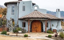 Chủ nhà bị kêu “ngớ ngẩn” khi bán căn nhà đơn sơ giữa vùng quê giá 200 tỷ đồng: Nhìn vào bên trong mới hiểu vì sao!