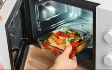 Hâm nóng rau bằng lò vi sóng, nên hay không?