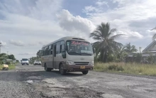 Quốc lộ 1 qua Cà Mau hư hỏng, nhiều ổ gà