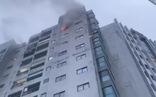 Cháy căn hộ chung cư vào rạng sáng, nhiều người dân hoảng hốt