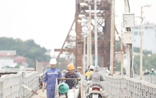 Cầu Long Biên được quây tôn, hạn chế lưu thông để trùng tu