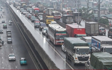 Hà Nội mịt mờ trong mưa lạnh, đường phố ùn tắc đến gần trưa