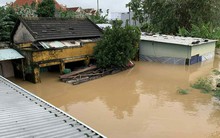 Nắng lên, hàng chục ngàn nhà dân ở Đà Nẵng vẫn ngập sâu trong lũ lịch sử